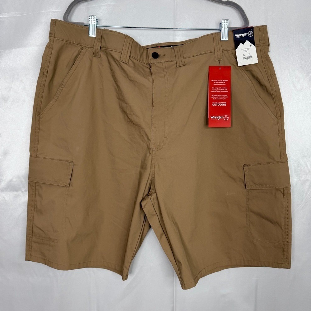 NWT Wrangler ATG Cargo Shorts Size 44 Khaki 10" Inseam Outdoor Stretch
